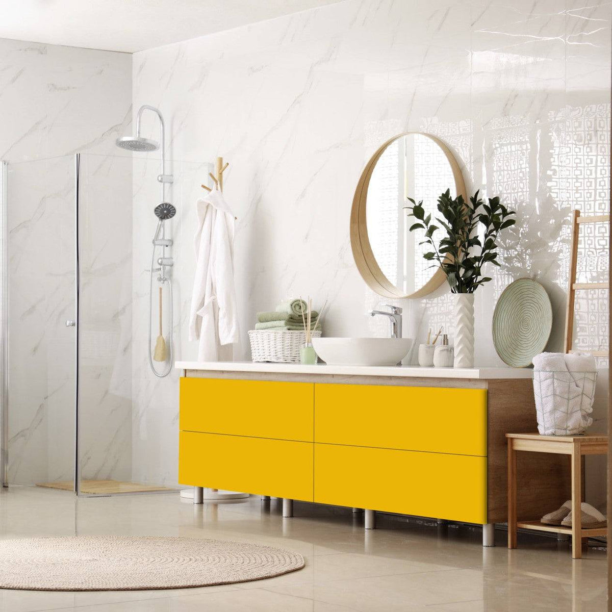 Modernes Bad mit weißen Fliesen und großer Badewanne