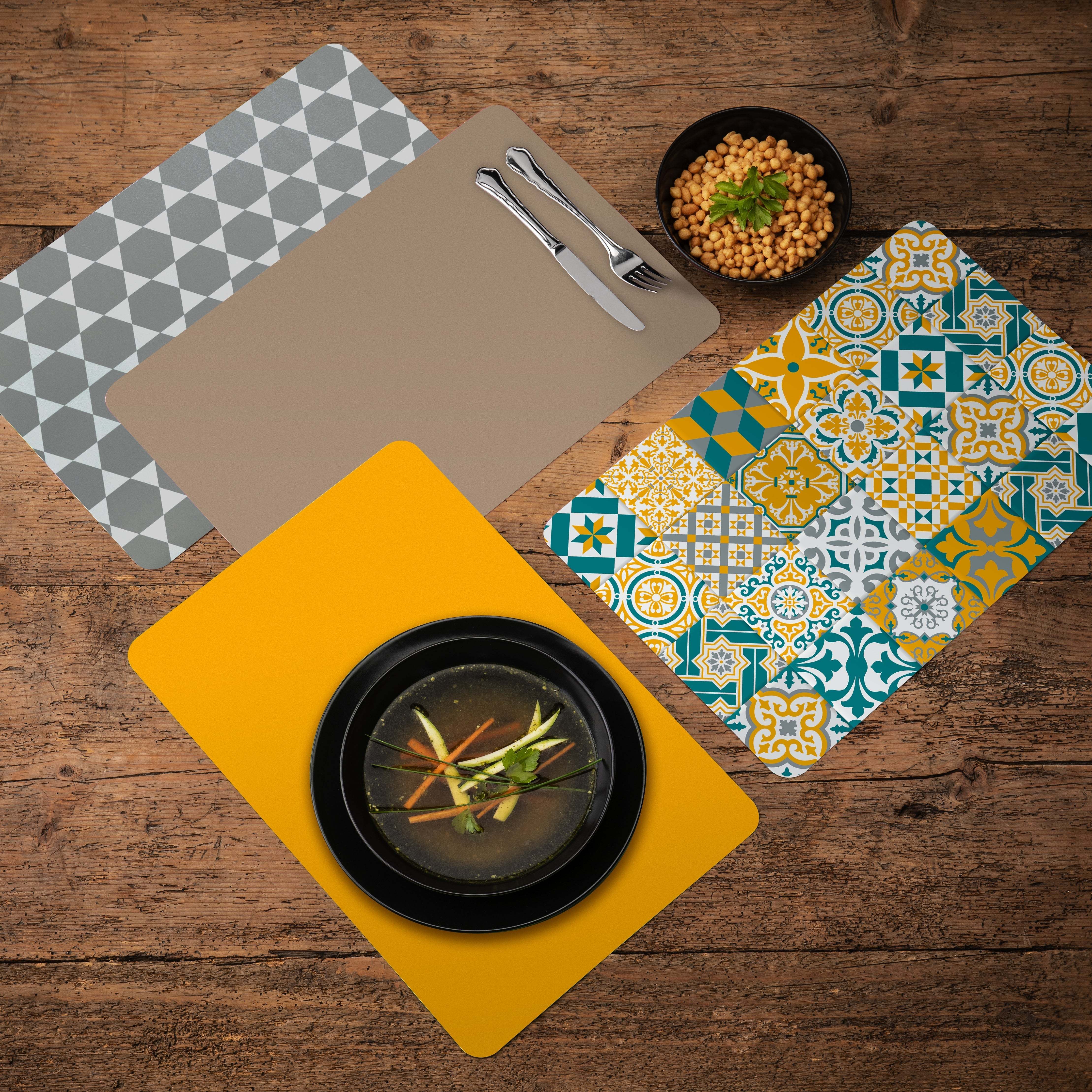 Vielseitige Tischsets in verschiedenen Designs schützen und verschönern den Esstisch stilvoll.