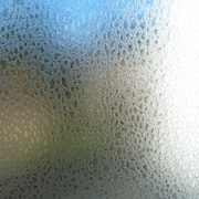 Vitrum Sichtschutzfolie mit transparenter Kunststoffoberfläche und geprägtem Wassertropfenmuster für Fenster