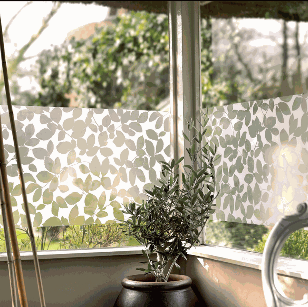 Vitrostatic Fensterfolie mit milchig-transparenter Optik und dichtem Blätter-Motiv als dekorativer Sichtschutz
