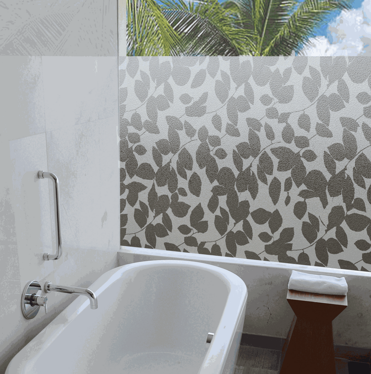 Vitrostatic Fensterfolie mit milchig-transparenter Optik und grauem Blätter-Muster als dekorativer Sichtschutz