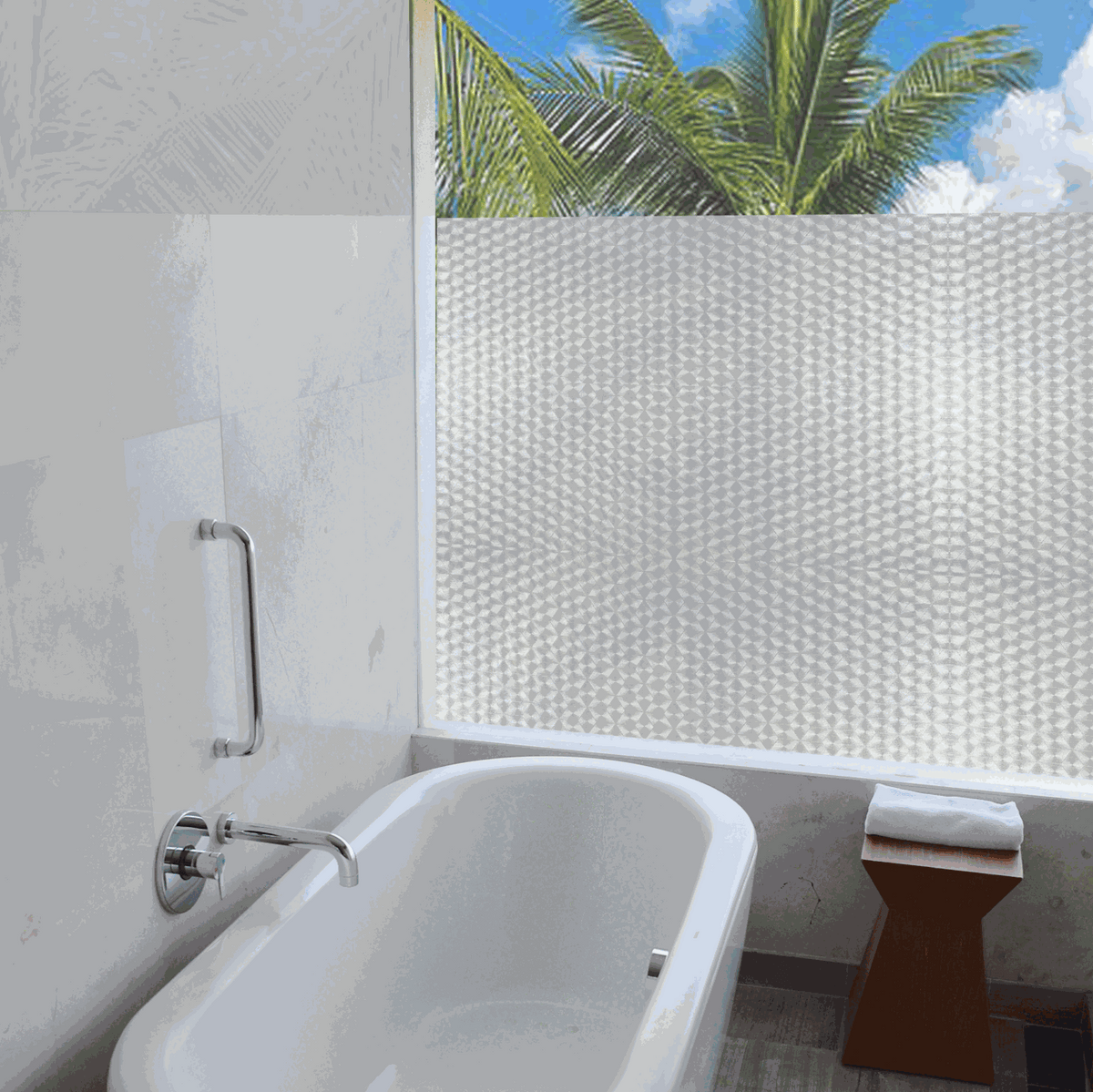 Vitrostatic Sichtschutzfolie mit geometrischem Muster am Fenster für lichtdurchlässigen Sichtschutz