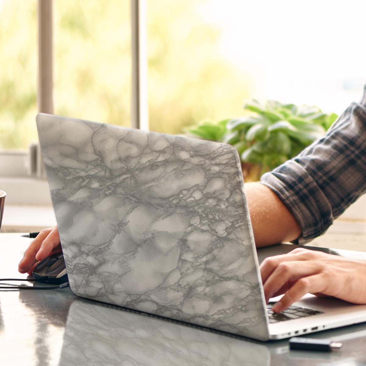 Klebefolie Standard in grauer Marmoroptik mit glänzender Oberfläche, als dekorative Laptop-Verkleidung gestaltet
