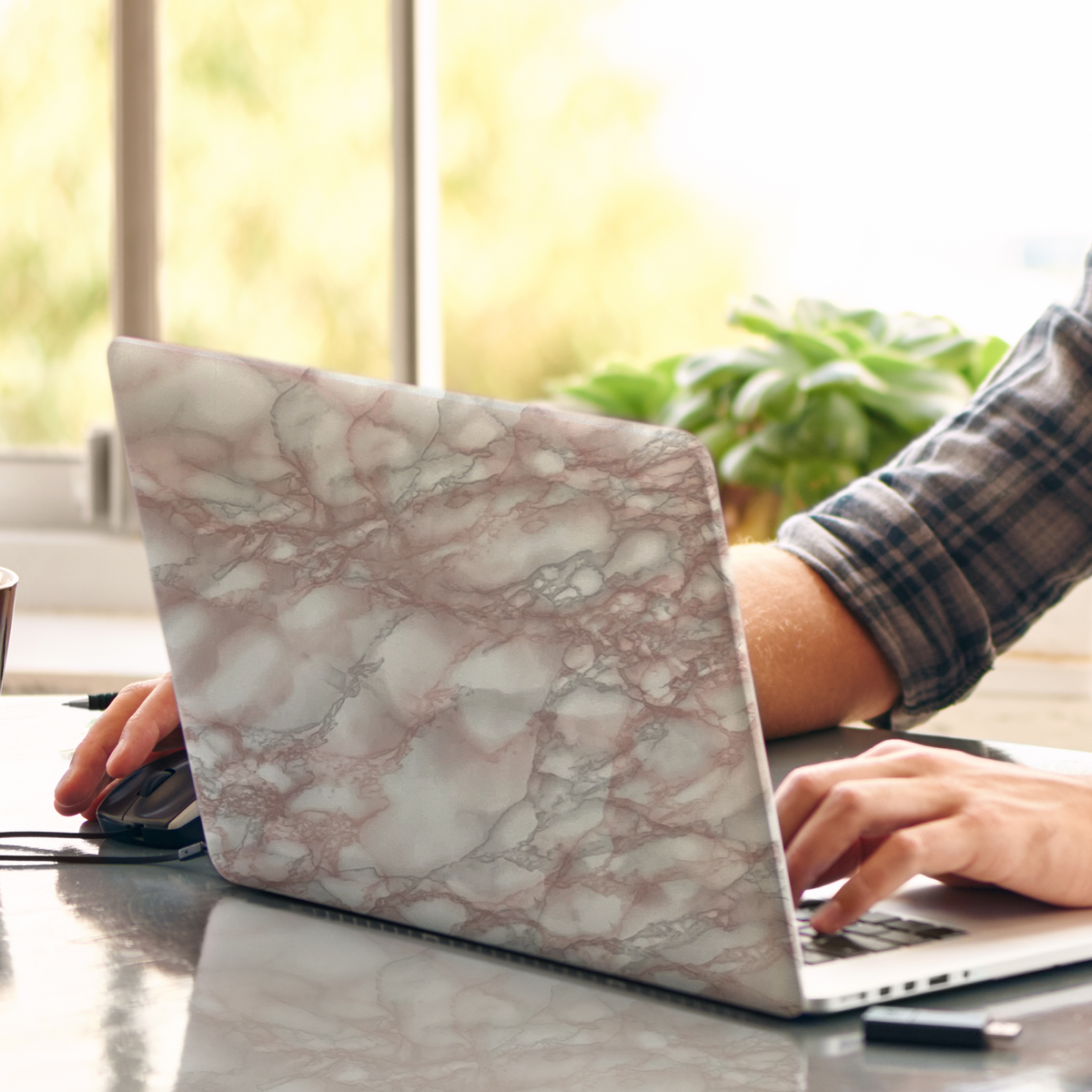 Klebefolie Standard in glänzender Marmoroptik mit rosa-grauer Maserung, auf einem Laptop angebracht