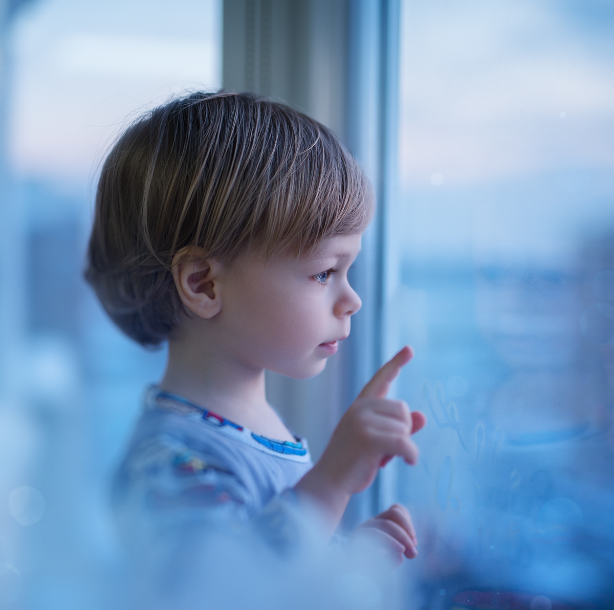 Vitrostatic Fensterfolie in getönter, transparenter Optik zur statischen Haftung an Glasflächen, Sichtschutz bietend