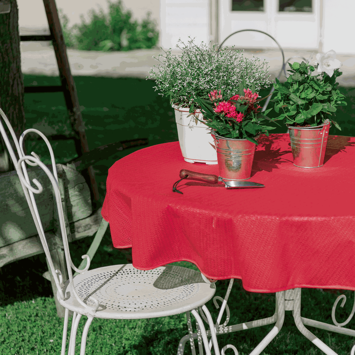 Gartentischdecke Rot aus strukturiertem PVC mit matter Oberfläche und welligem Einfassband, fleckenabweisend