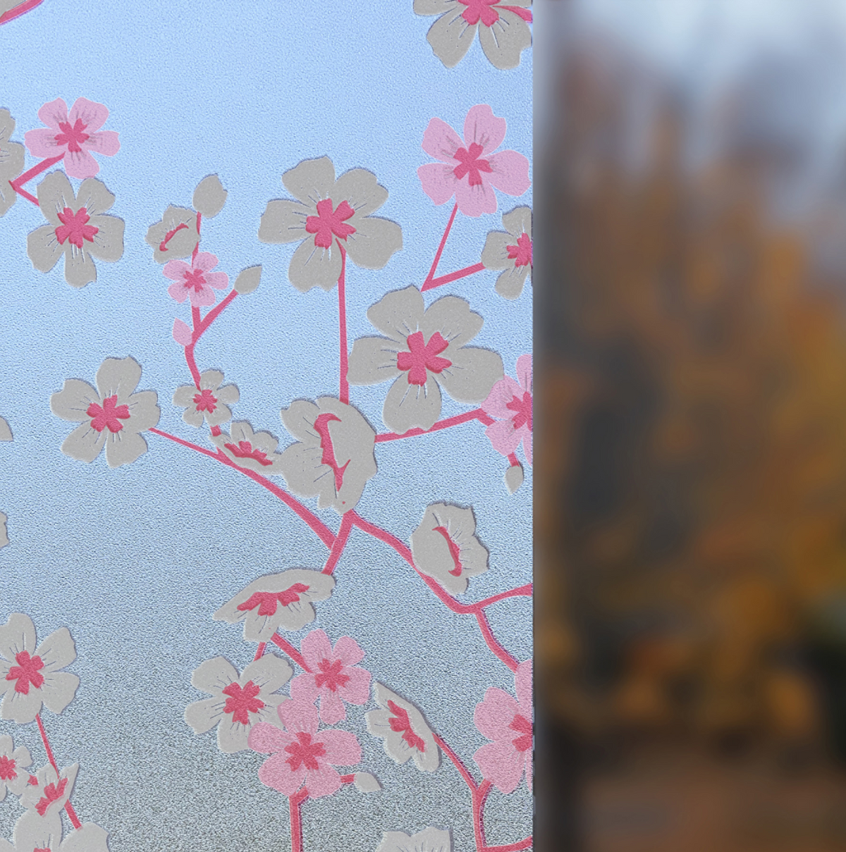 Vitrostatic Sichtschutzfolie mit rosa-grauem Blumenmuster und dekorativen Zweigen für Glasflächen