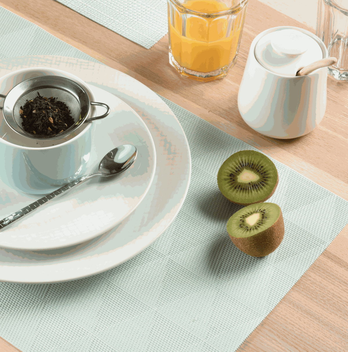 Gewebtes Tischset aus hellblauem Polypropylen mit feiner Struktur und geometrischem Streifenmuster, rechteckig