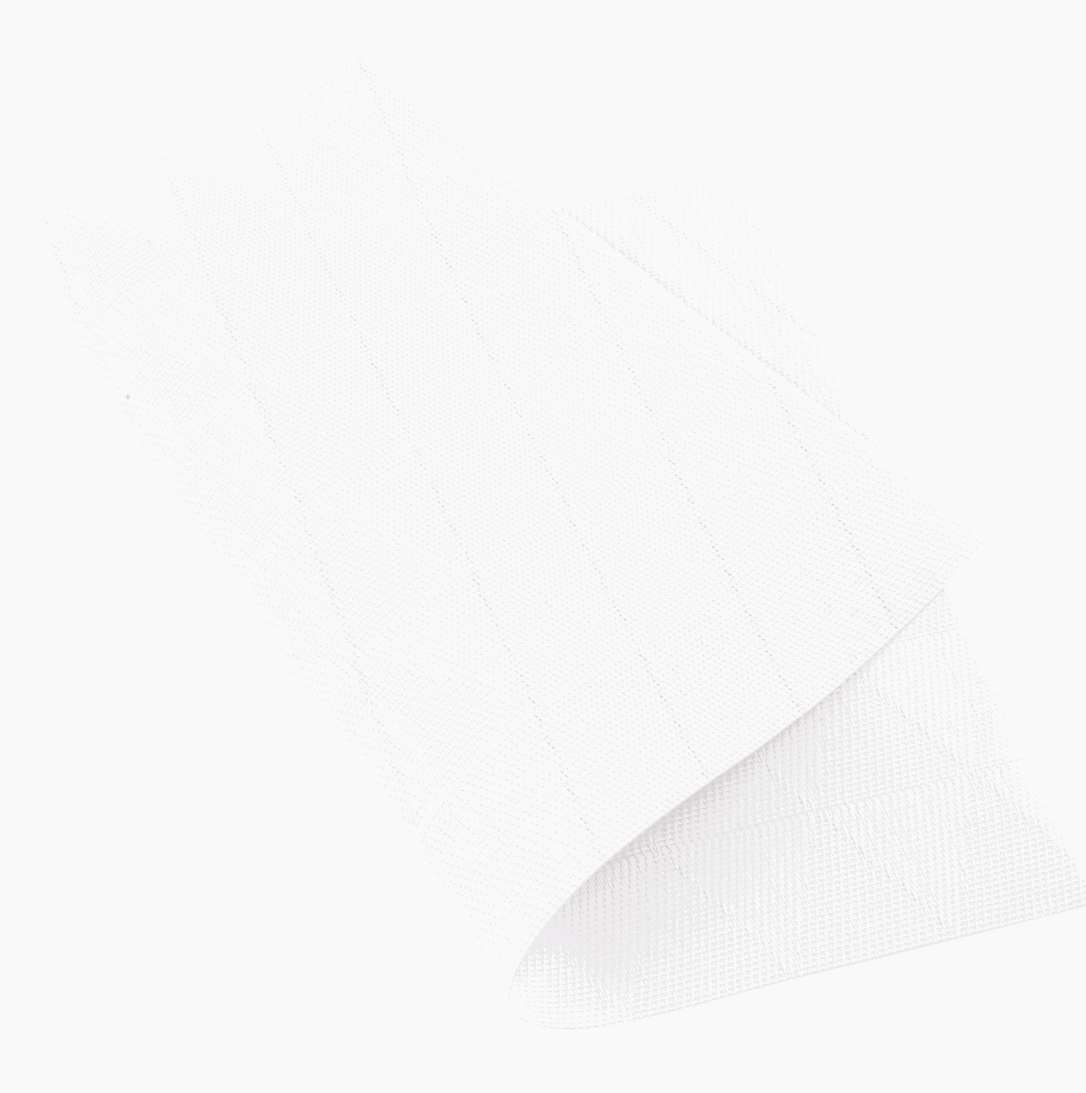 Gewebtes Tischset in Weiß aus fein strukturiertem Kunststoff mit dezentem geometrischem Muster und abgerundeter Kante