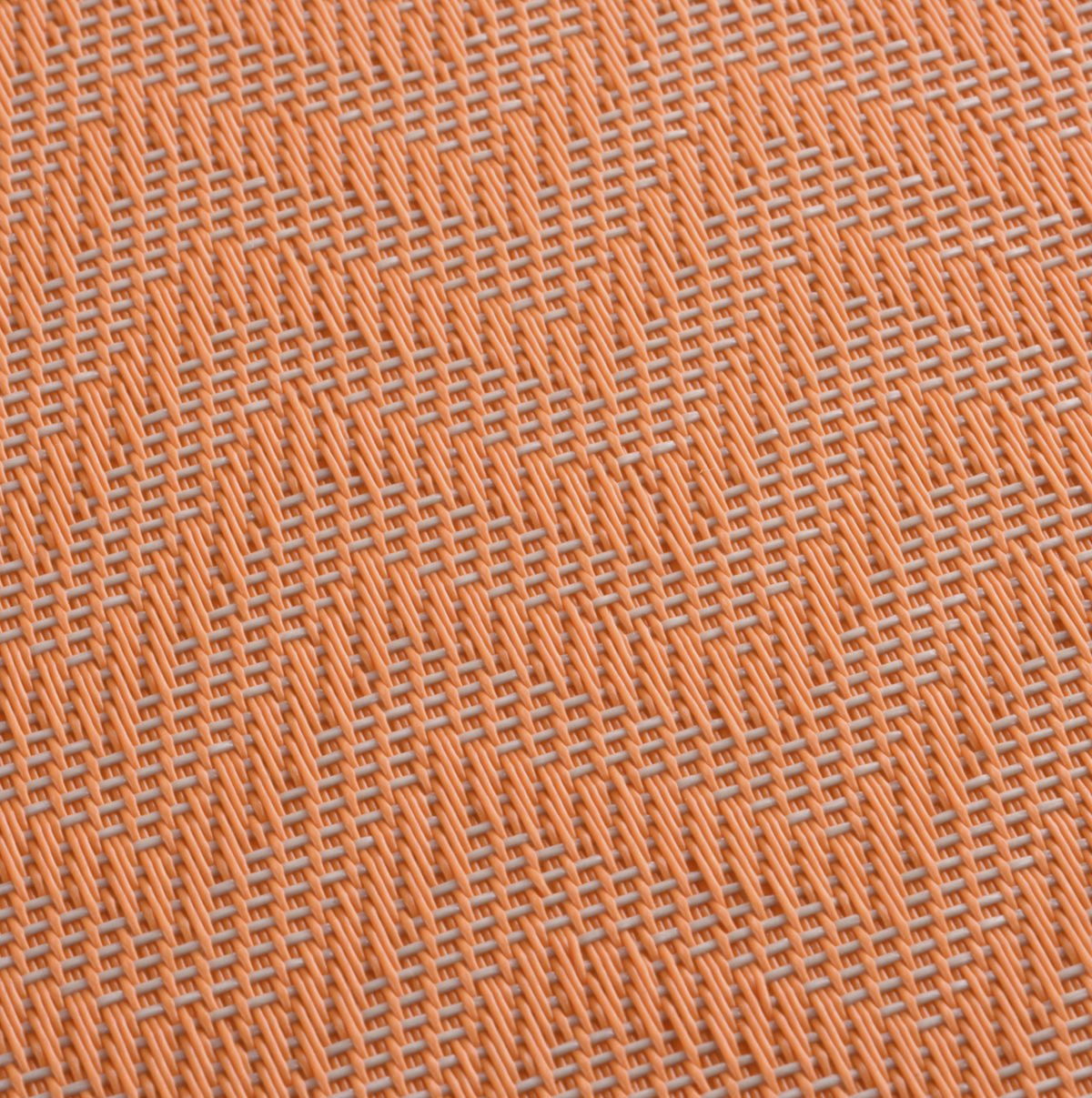 Gewebtes Tischset aus orangefarbenem Kunststoff mit dichtem Wellenmuster und abwischbarer Oberfläche
