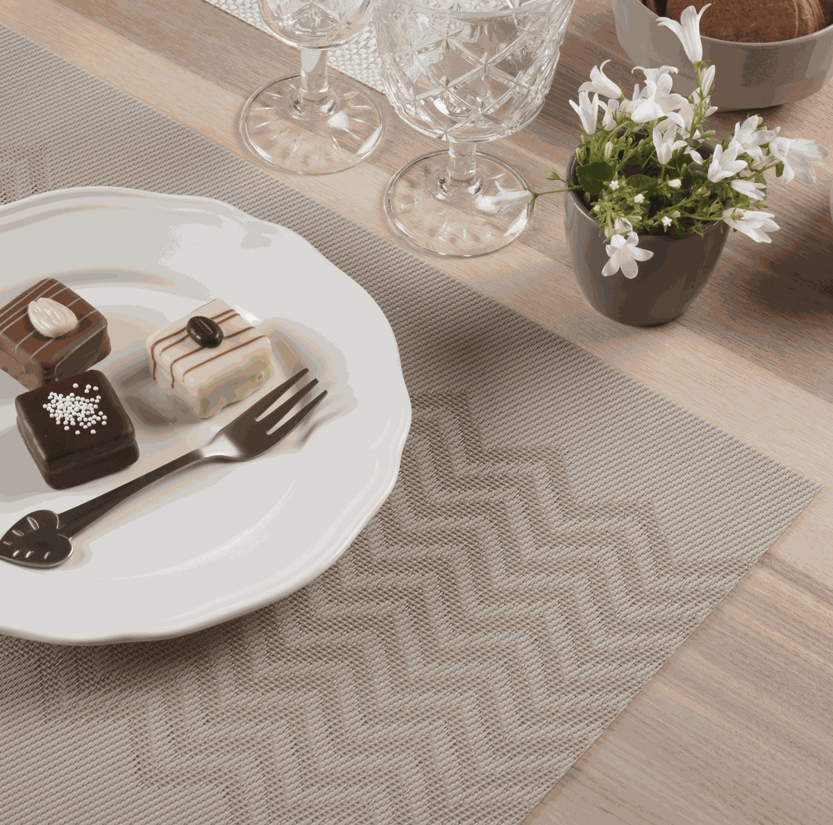 Gewebtes Tischset in Taupe aus Kunststoff mit feiner Wellenstruktur, rechteckig und abwischbar
