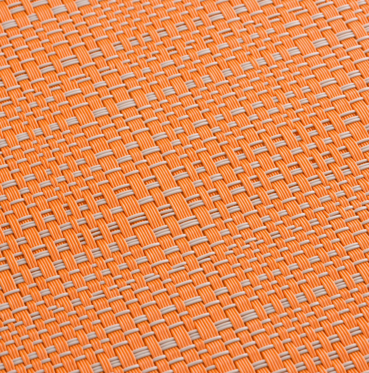 Gewebtes Tischset in Orange und Weiß aus Kunststoff mit rechteckiger Form und markantem Webmuster