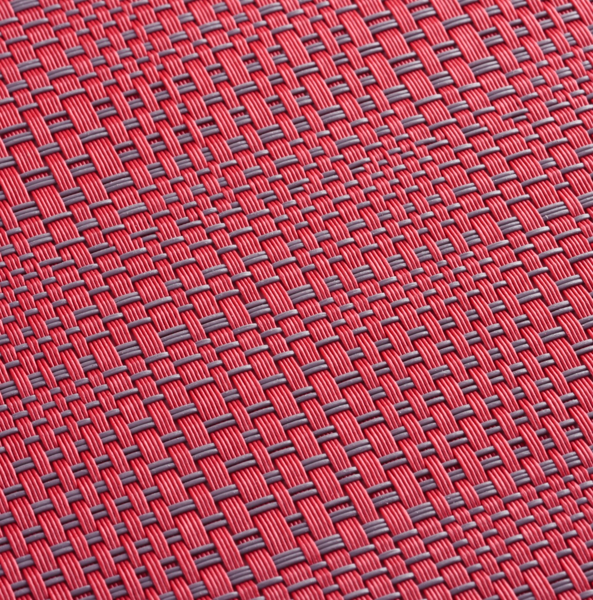 Gewebtes Tischset aus rotem Kunststoff mit rechteckiger Form, dichtem Flechtmuster und strukturierter Oberfläche