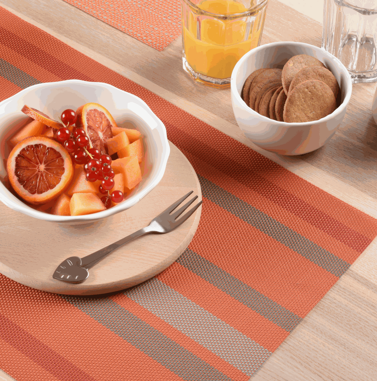 Gewebtes Tischset aus Polypropylen in Orange mit geometrischen grauen Streifen, rechteckig und abwischbar