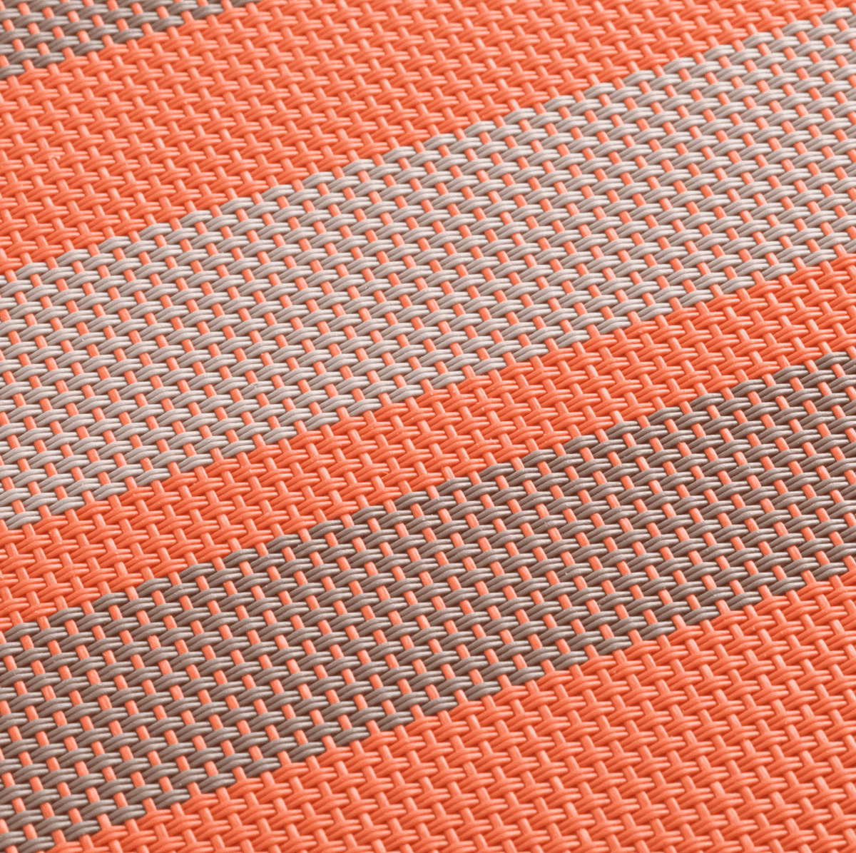 Gewebtes Tischset aus Kunststoff in Orange und Grau mit dichtem Webmuster und geometrischen Streifen