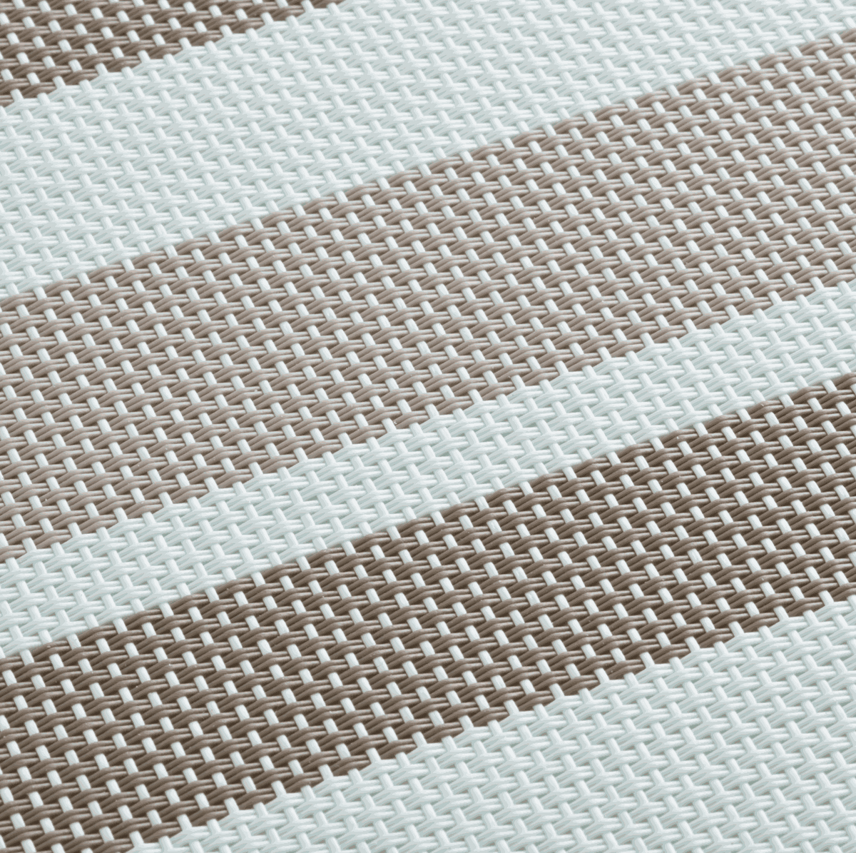 Gewebtes Tischset aus Polypropylen in Weiß, Beige und Braun mit markantem geometrischem Webmuster