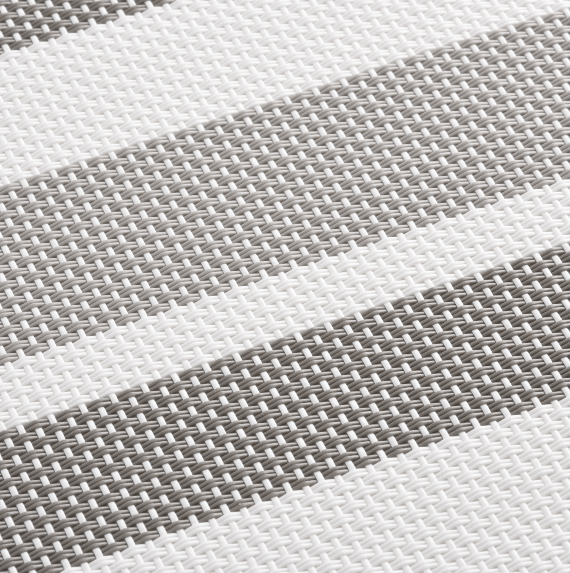 Gewebtes Tischset aus Kunststoff in Weiß und Grau mit breiten diagonalen Streifen und strukturierter Oberfläche