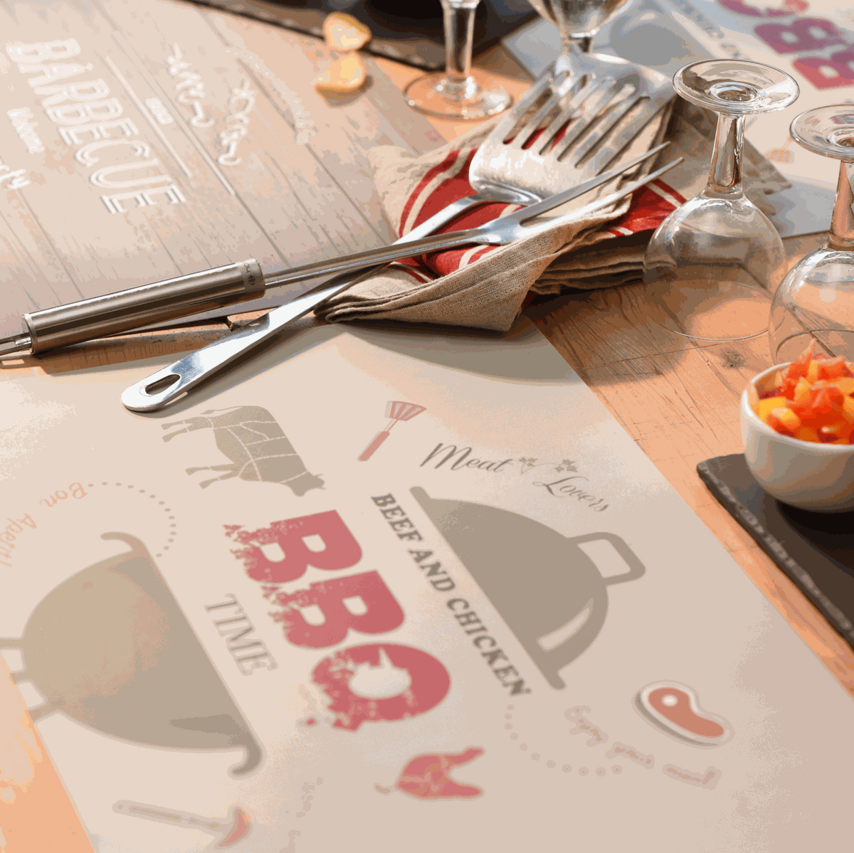 Tischset Food aus Kunststoff mit beigem Retro-Food-Motiv, roten Schriftzügen und rechteckiger Form