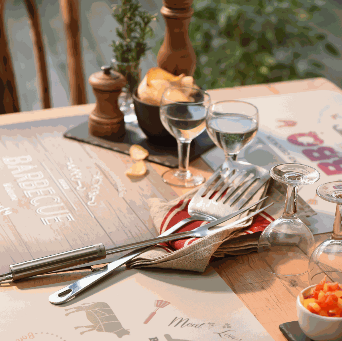 Tischset Food aus pflegeleichtem Kunststoff mit rechteckigem Design und dekorativem Besteck- und Küchenmotiv