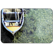 Tischset Urlaub aus Kunststoff mit rechteckigem Format und maritimem Motiv eines blauen Bootes auf klarem Wasser