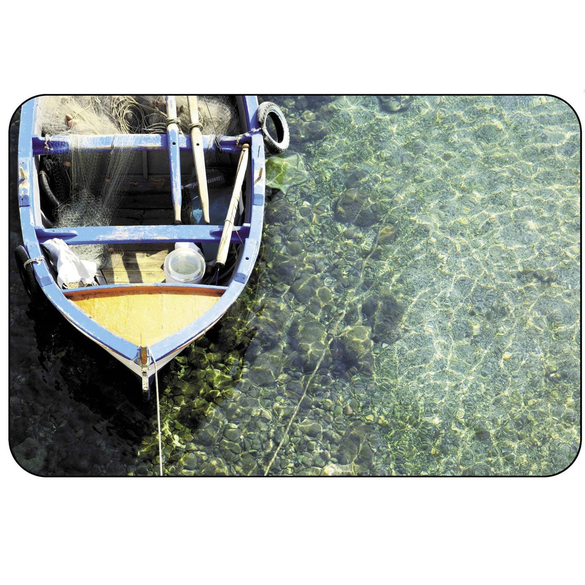 Tischset Urlaub aus Kunststoff mit rechteckigem Format und maritimem Motiv eines blauen Bootes auf klarem Wasser