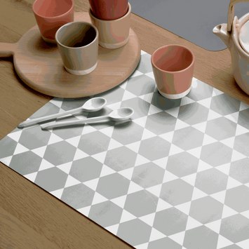 Tischset Geometrie aus Kunststoff mit grauem und weißem dreidimensionalem Dreieckmuster, rechteckige Form