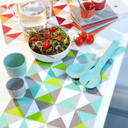 Tischset Geometrie aus Kunststoff mit buntem geometrischem Dreiecksmuster und abwischbarer Oberfläche