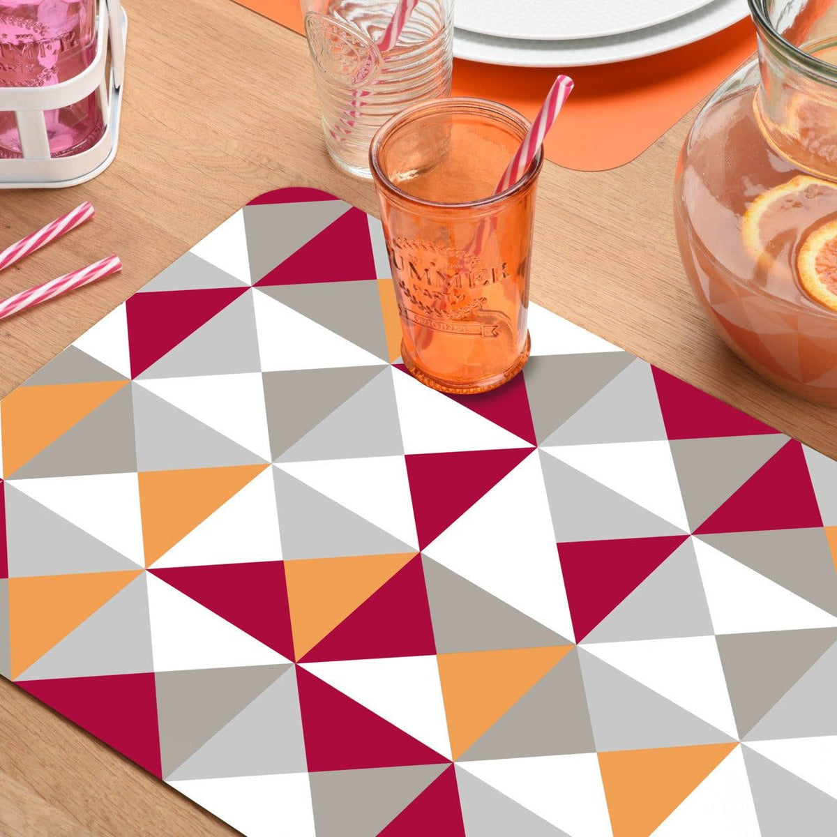 Tischset Geometrie aus Kunststoff mit geometrischem Dreiecksmuster in Weiß, Grau, Orange und Bordeauxrot