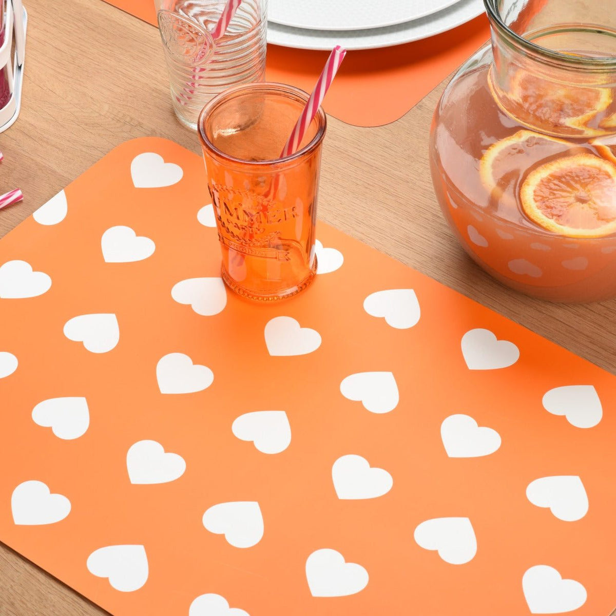 Tischset Herzen aus Kunststoff, orangefarben mit regelmäßigem weißen Herzmuster und rechteckiger Form