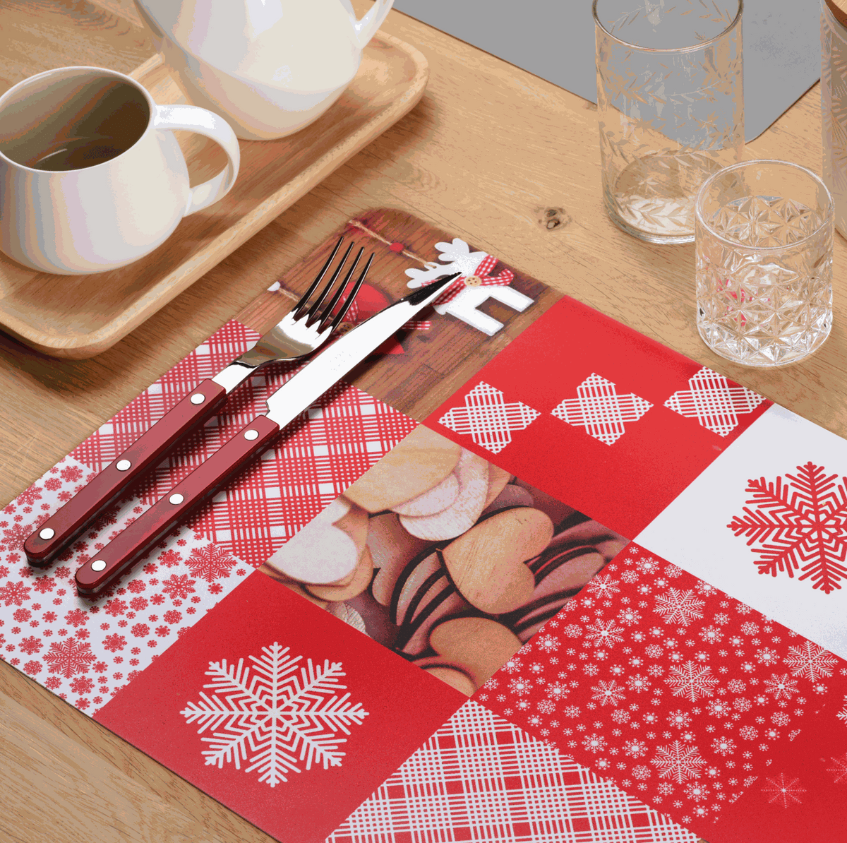 Tischset Weihnachten aus Kunststoff in Rot mit winterlichem Schneeflocken- und Karomuster, rechteckig gestalteter Platzschutz