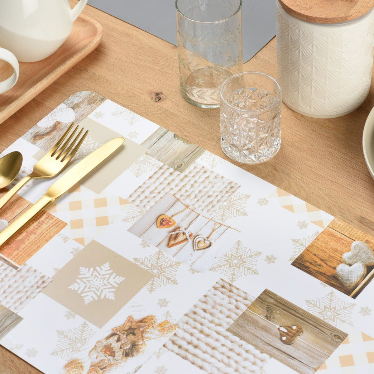 Tischset Weihnachten aus Kunststoff in Weiß und Beige mit winterlichen Schneeflocken- und Dekormotiven, rechteckig