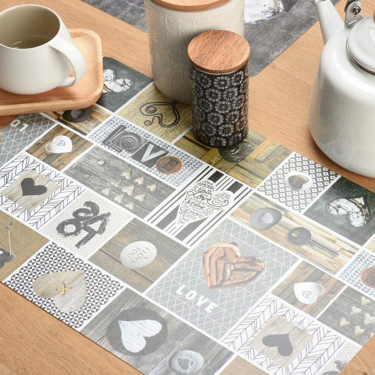 Tischset Liebe rechteckig aus abwaschbarem Kunststoff mit romantischem Herz- und Liebesmotiv in Grau und Beige