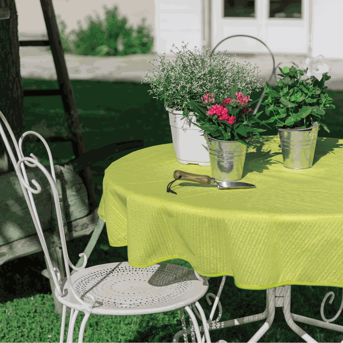 Gartentischdecke Anisgrün aus strukturiertem PVC mit gewelltem Rand für runde Gartentische