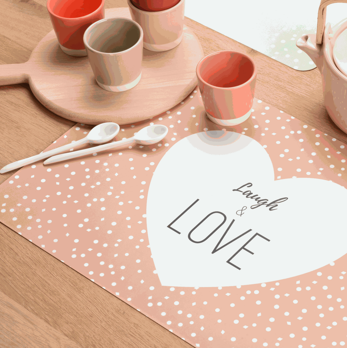Tischset Message aus Kunststoff in Rosa mit weißen Punkten und großem LOVE-Herzmotiv, rechteckig und abwischbar