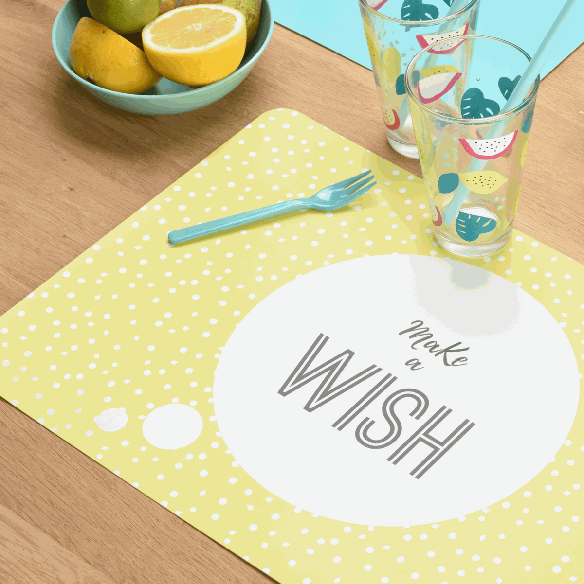 Tischset Message aus Kunststoff in Gelb mit weißen Punkten und rundem „Make a WISH“-Motiv, abwischbar