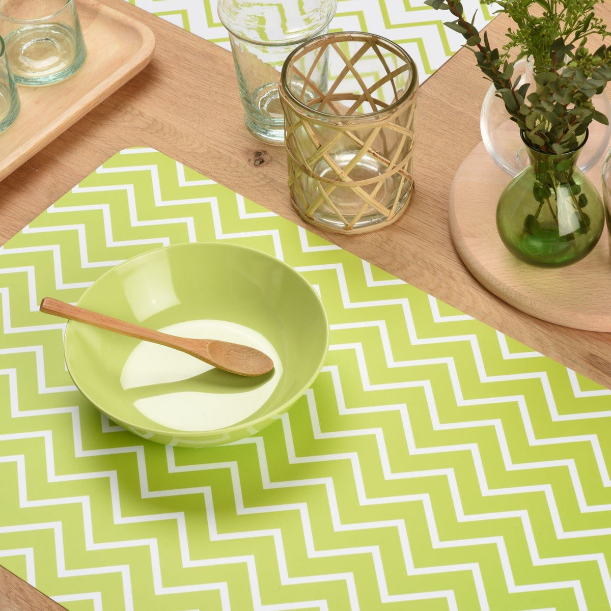 Tischset Zigzag in leuchtendem Limettengrün aus Kunststoff mit weißem Zickzack-Muster, rechteckig und pflegeleicht