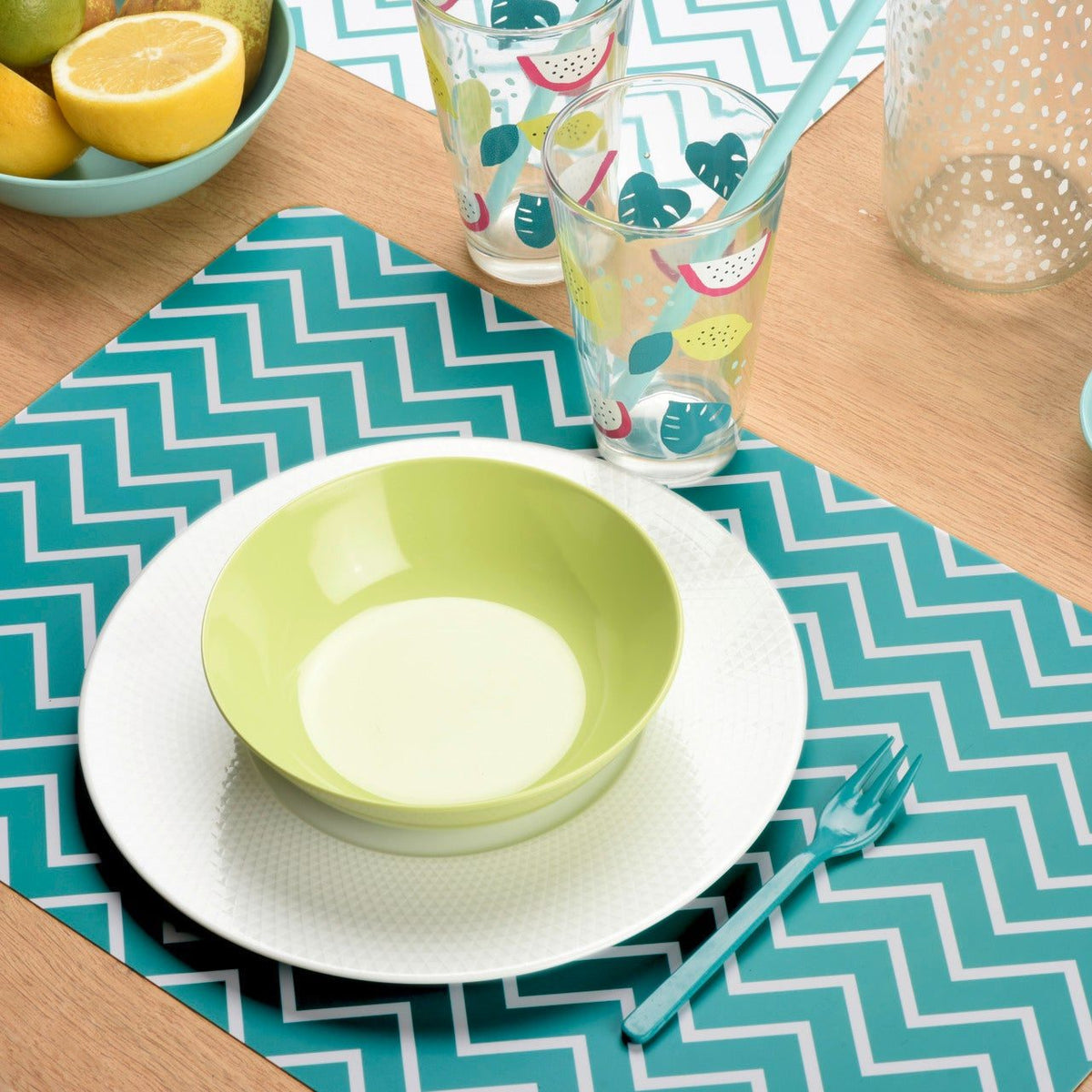 Rechteckiges Tischset Zigzag aus Kunststoff mit modernem Zickzack-Muster, pflegeleicht und formstabil für Essbereiche.