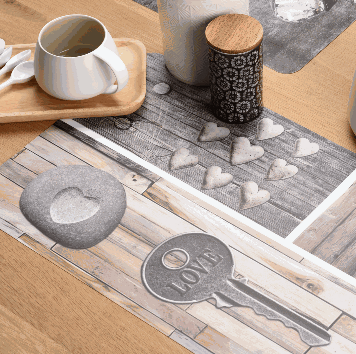 Tischset Liebe rechteckig mit grauem Holzdekor, weißen Herzen und romantischem Schlüsselmotiv aus Kunststoff