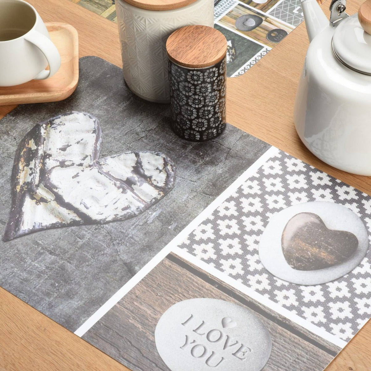 Tischset Liebe rechteckig aus abwaschbarem Kunststoff mit romantischem Herz- und Love-Schriftzugmuster