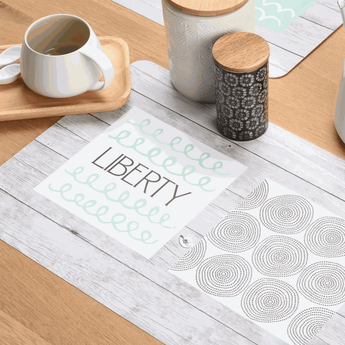 Tischset Message aus Kunststoff, rechteckig, weiß mit mintgrünem Schrift- und Schleifenmuster „LIBERTY“