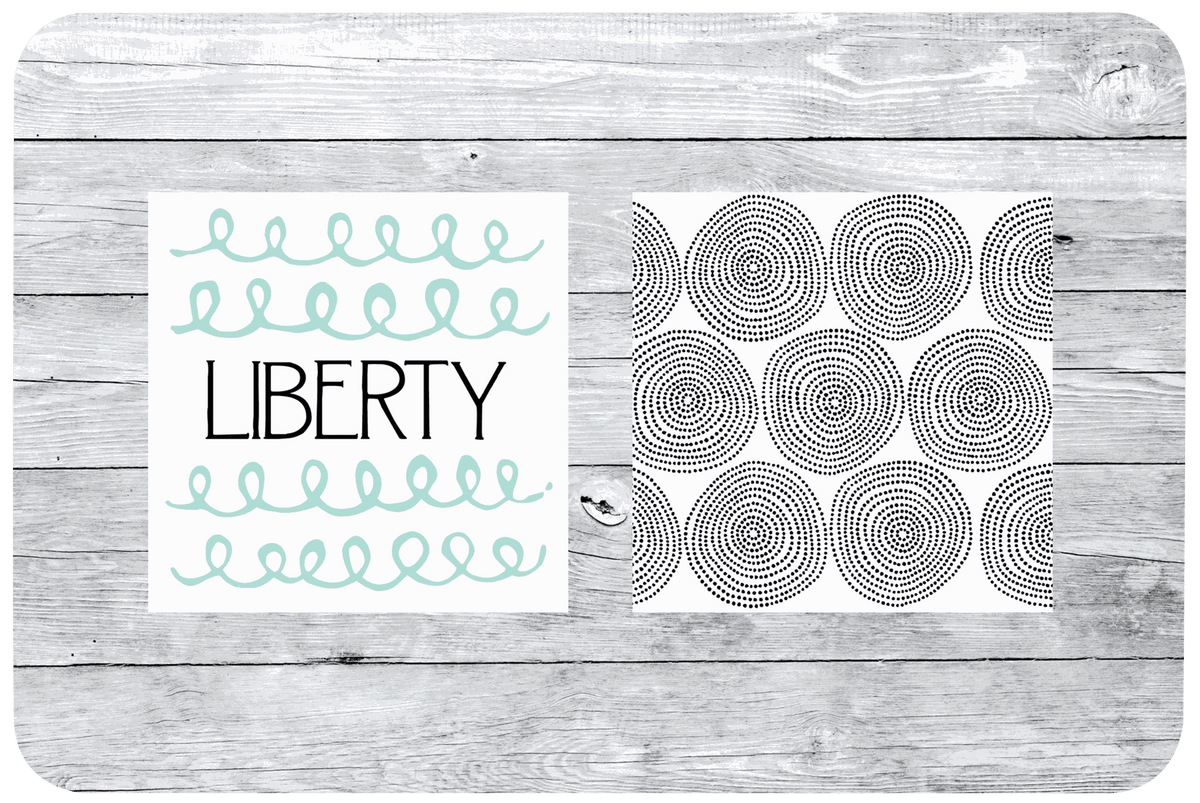 Tischset Message aus Kunststoff, weiß mit schwarzem Punktmuster und mintfarbenem „LIBERTY“-Schriftzug