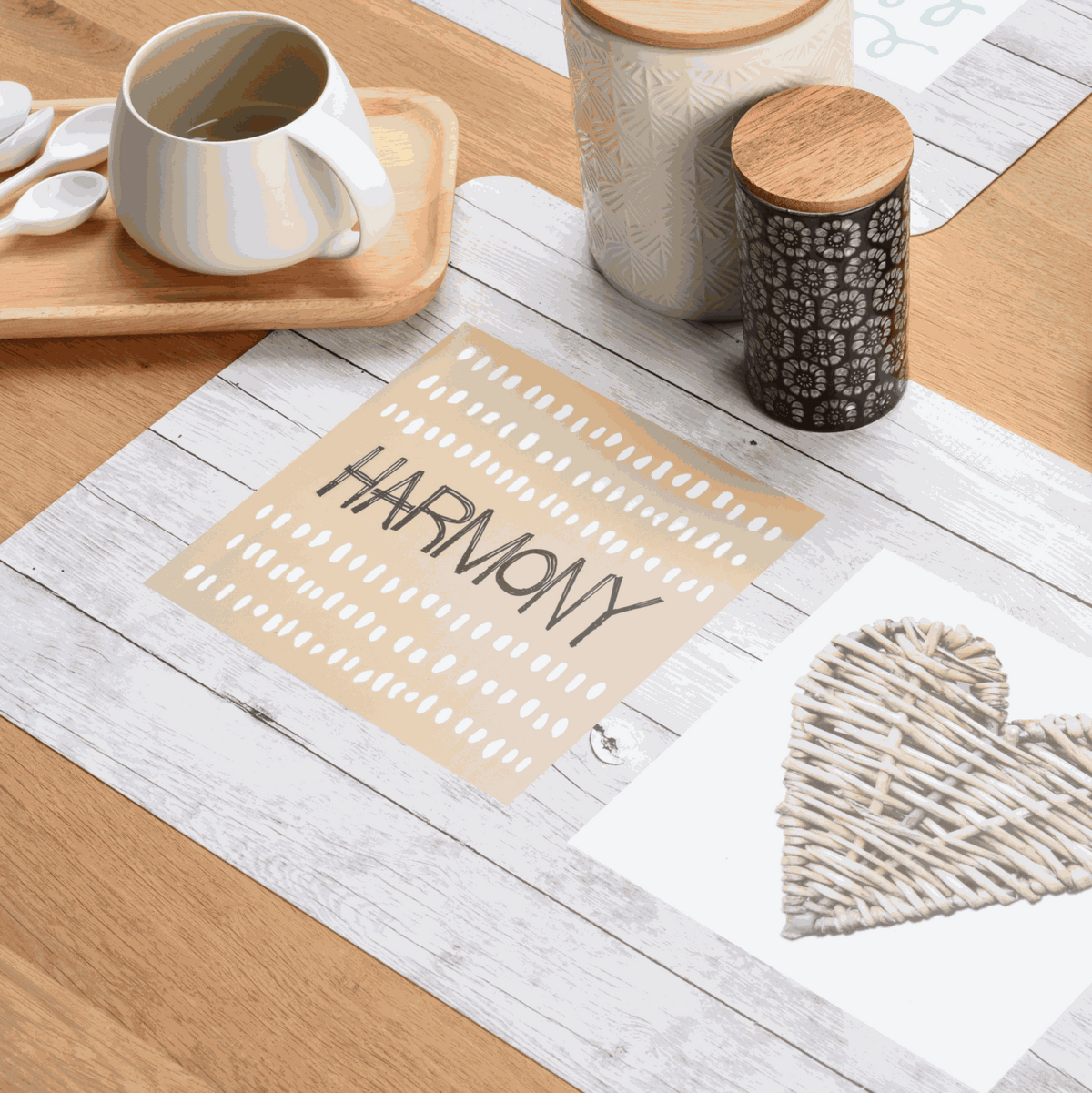 Tischset Message aus Kunststoff in Beige mit weißem Punktmuster und dem Schriftzug „HARMONY“, rechteckig