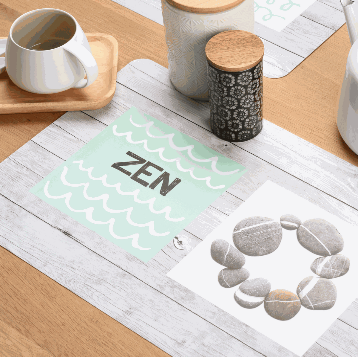 Tischset Message aus Kunststoff in Mintgrün mit weißem Wellenmuster und schwarzem „ZEN“-Schriftzug, rechteckig