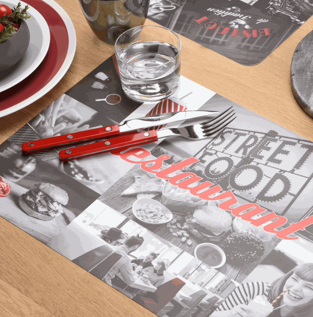 Tischset Food aus pflegeleichtem Kunststoff mit rechteckigem Format und schwarz-weißem Food-Motiv, rote Akzente