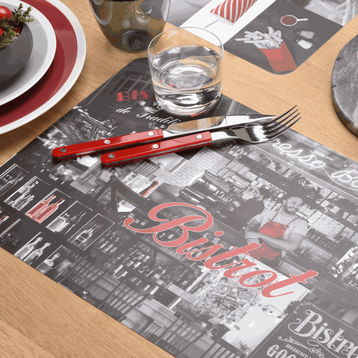 Tischset Food aus pflegeleichtem Kunststoff, rechteckig mit grauem Bistro-Motiv und roten Akzenten