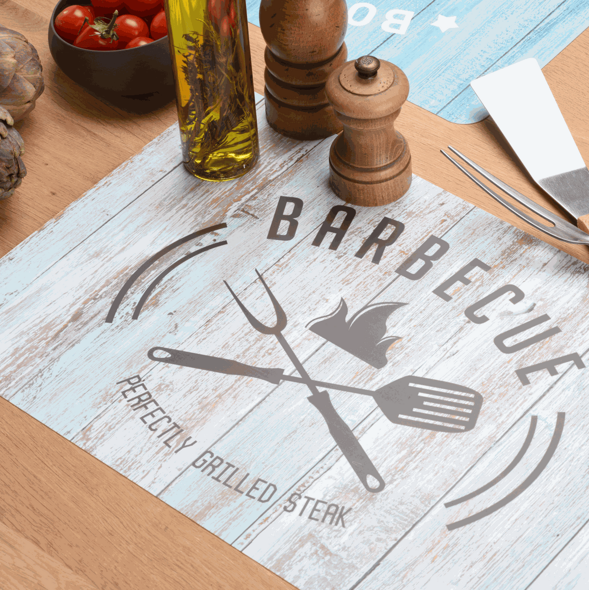 Tischset Food aus Kunststoff in Weiß und Grau mit rustikalem Holzdekor und Grillbesteck-Motiv, rechteckig