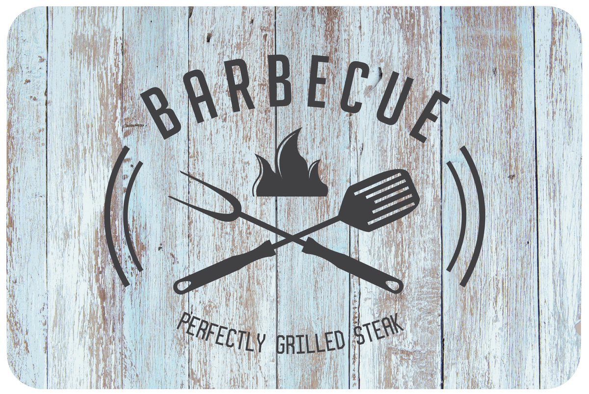 Tischset Food aus Kunststoff mit hellblauem Holzdekor, Grillmotiv, gekreuzten Grillutensilien und Schriftzug „BARBECUE“