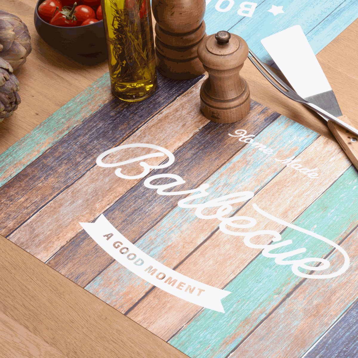 Tischset Food aus Kunststoff im rechteckigen Holzplanken-Design mit türkisfarbenen Streifen und weißem Schriftzug