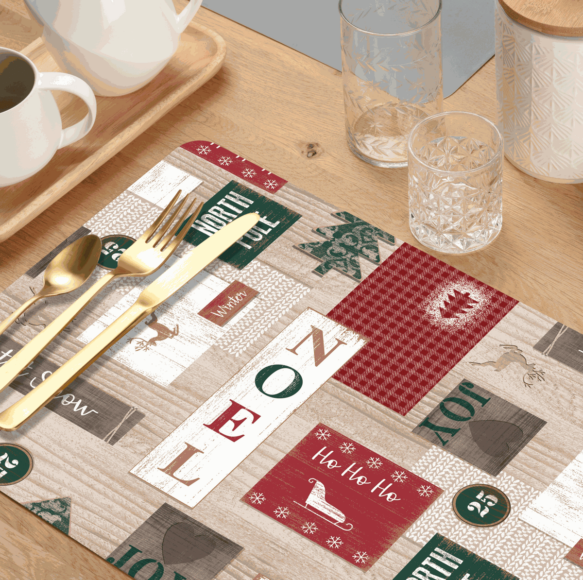 Tischset Weihnachten aus Kunststoff, rechteckig mit festlichem Patchwork-Muster in Rot, Grün und Beige