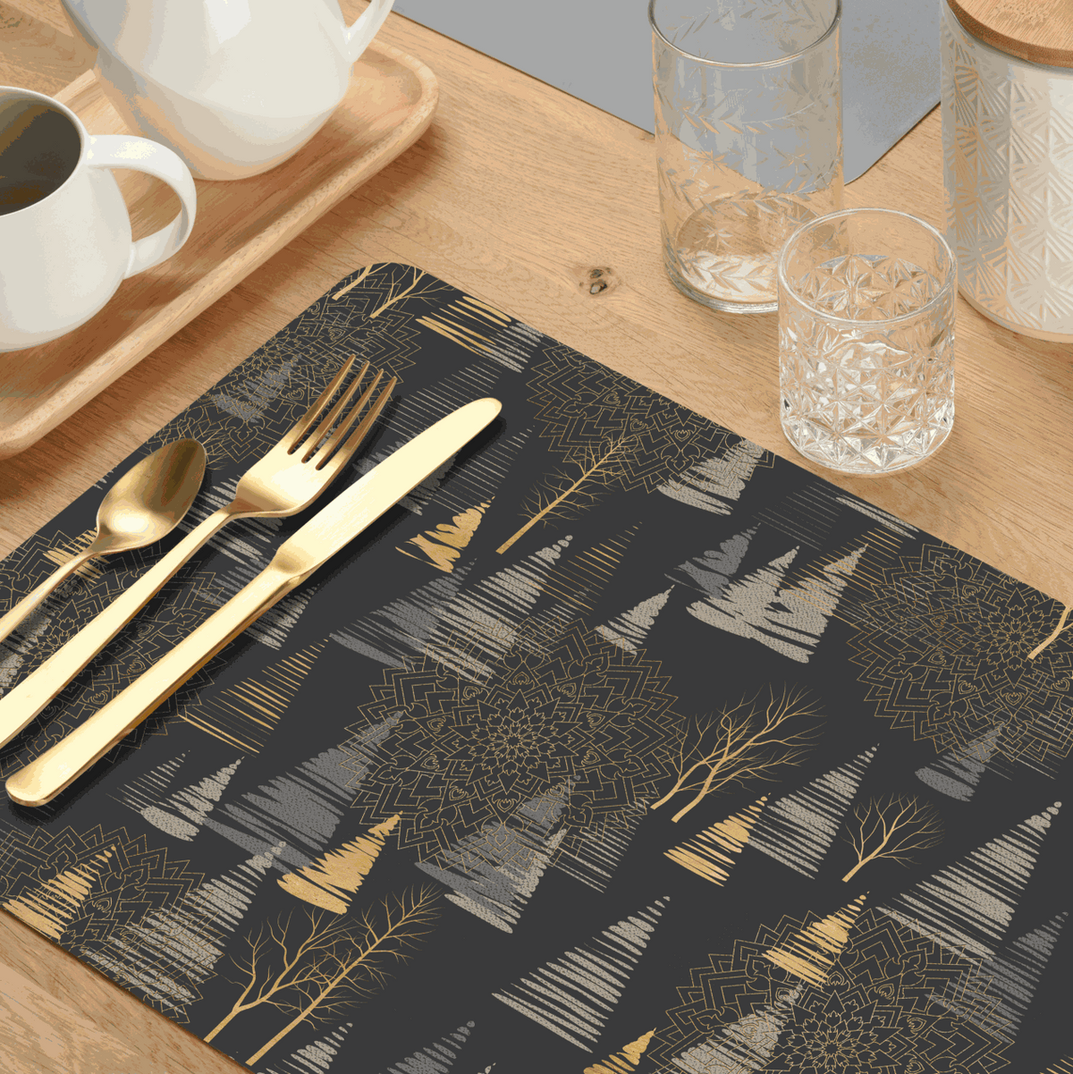 Tischset Weihnachten aus Kunststoff in Schwarz mit goldfarbenem und grauem Weihnachtsbaum-Muster, rechteckig